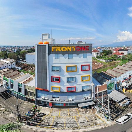 Front One Budget Malang By Azana Esterno foto