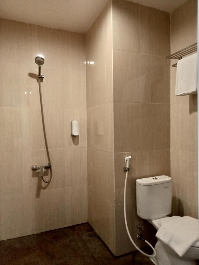 Front One Budget Malang By Azana Esterno foto