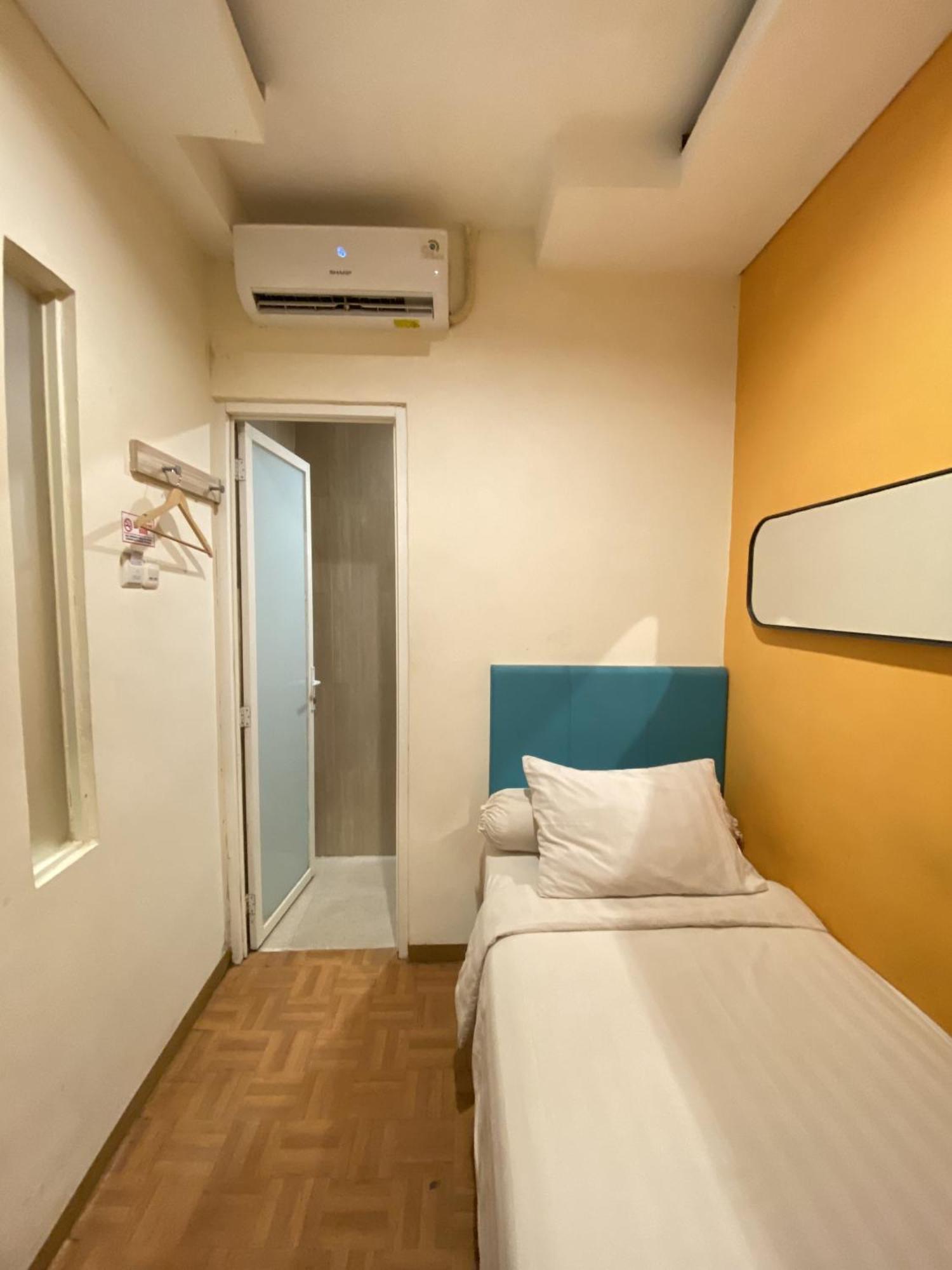 Front One Budget Malang By Azana Esterno foto