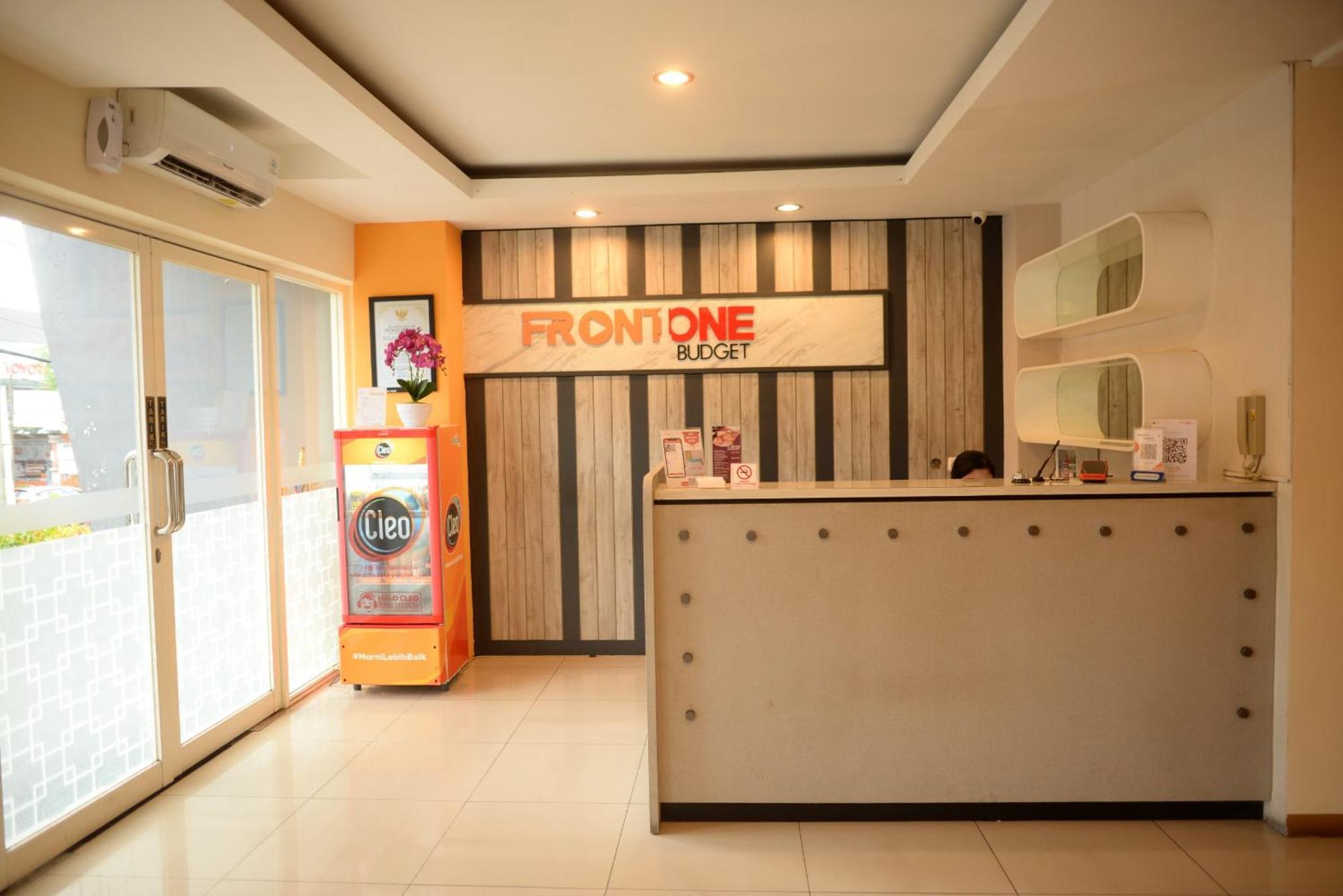 Front One Budget Malang By Azana Esterno foto