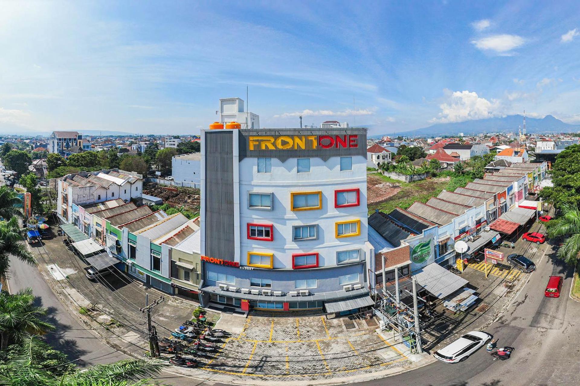 Front One Budget Malang By Azana Esterno foto