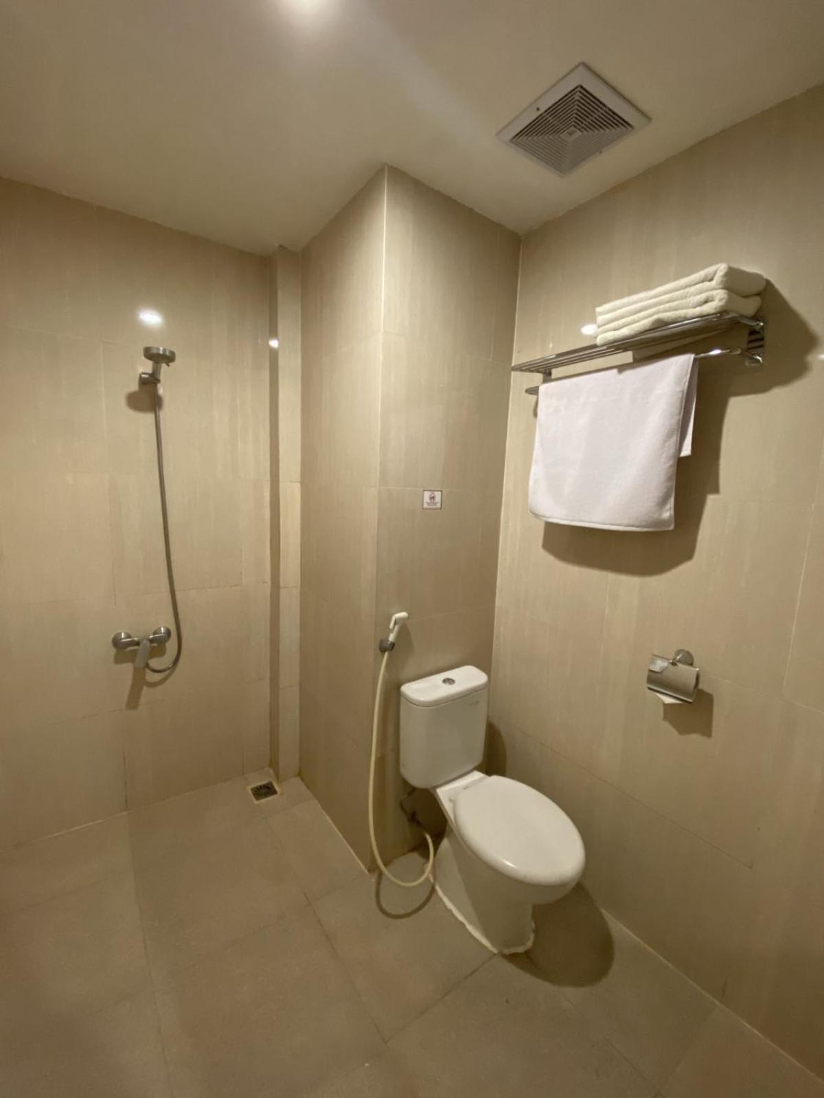 Front One Budget Malang By Azana Esterno foto
