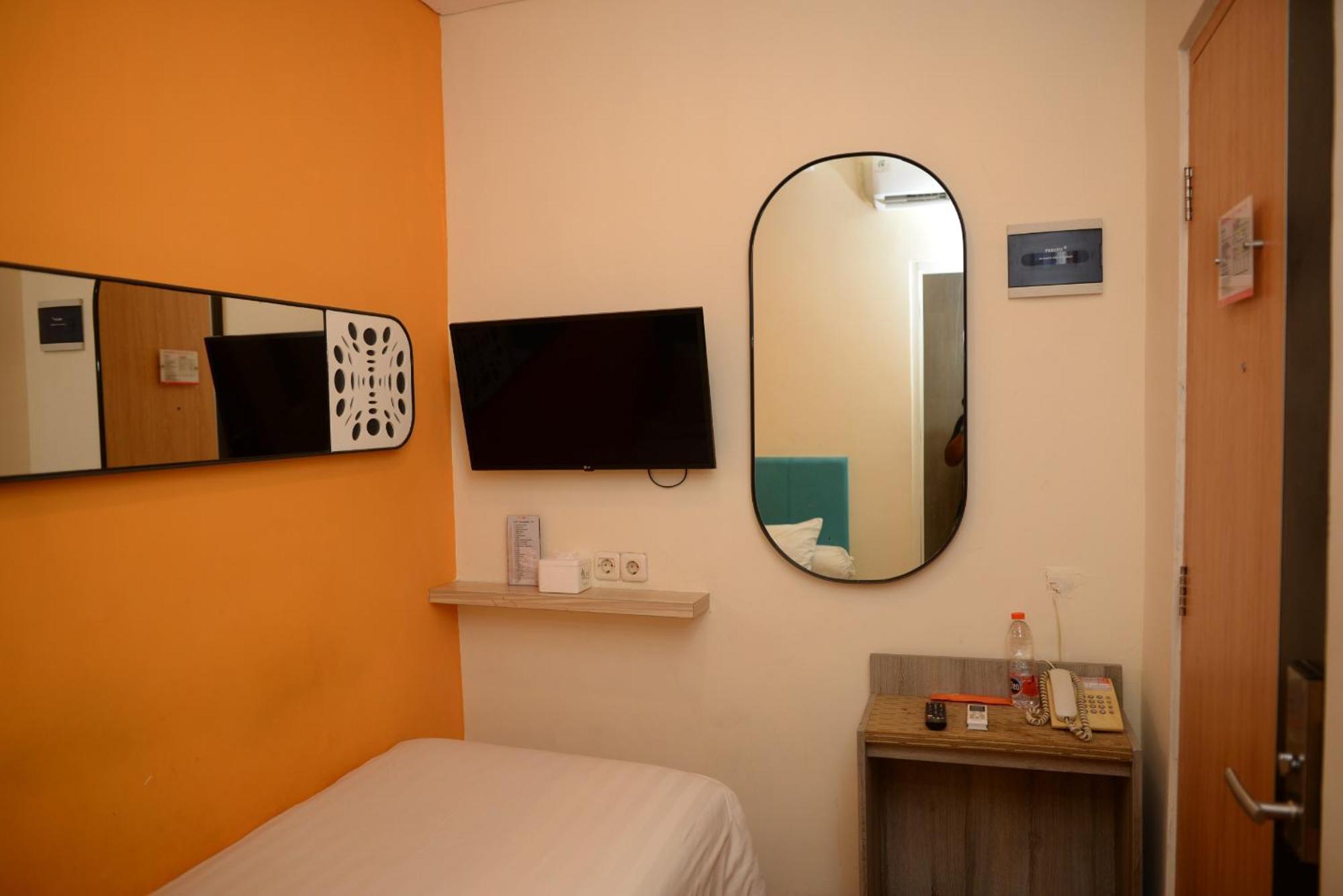 Front One Budget Malang By Azana Esterno foto